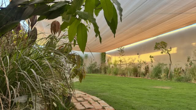 حديقة الفيلا الخضراء والمظللة